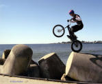 Mikael forcerer Alperne p� cykel